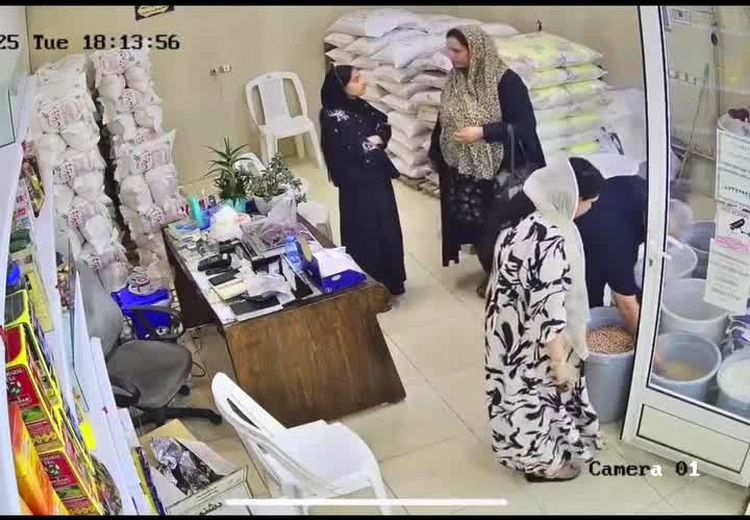 سرقت عجیب دو گونی برنج توسط یک زن و دختر جوان !