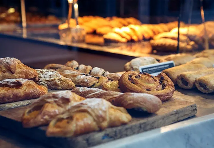 ویترین لاکچری یک نان‌فروشی در تهران خبرساز شد + عکس