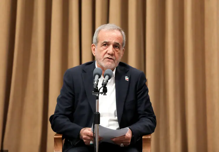 پزشکیان: اگر همه با هم متحد باشیم هیچ قدرتی توان به زانو درآوردن ایرانیان را نخواهد داشت / باید بخاطر قطع برق و گازعذرخواهی کنیم