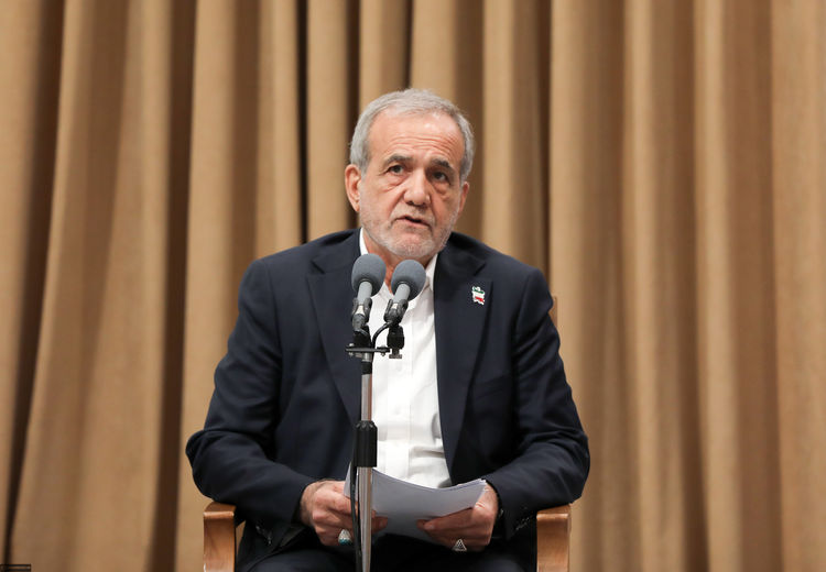 پزشکیان: اگر همه با هم متحد باشیم هیچ قدرتی توان به زانو درآوردن ایرانیان را نخواهد داشت / باید بخاطر قطع برق و گازعذرخواهی کنیم