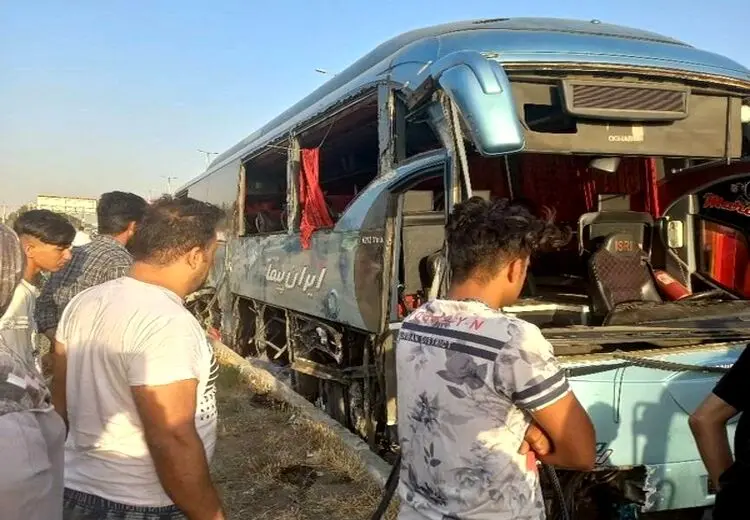 14 کشته و مصدوم پس از برخورد اتوبوس با بلوکهای بزرگراه تهران- قم