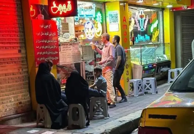 عکسی از دختر و نوه رهبر انقلاب در آبمیوه فروشی