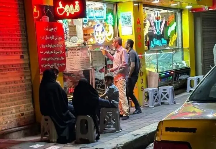 عکسی از دختر و نوه رهبر انقلاب در آبمیوه فروشی