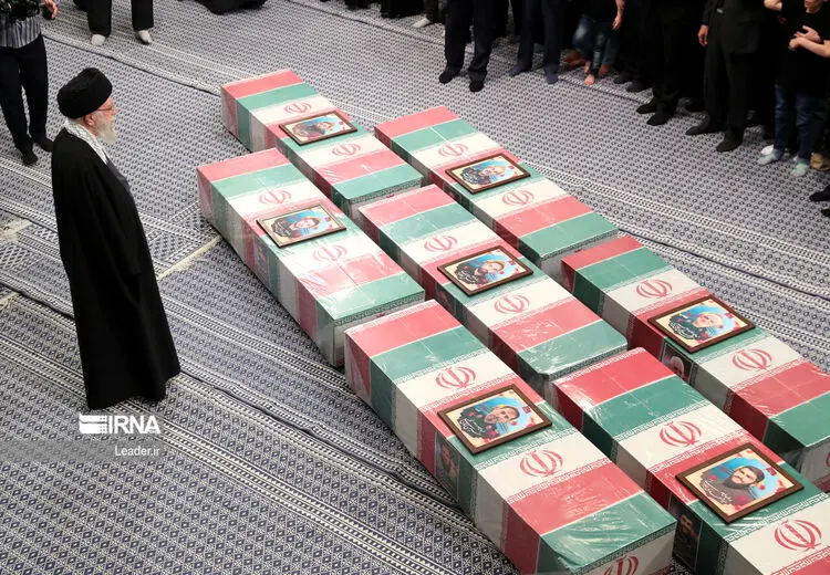 اقامه نماز رهبر انقلاب بر پیکر شهدای راه قدس