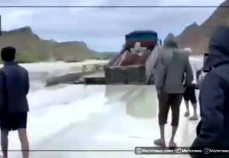 لحظه شکسته شدن پل و سقوط کامیون در محور سیریک _ جاسک 