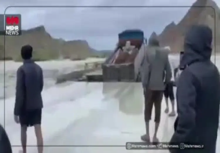 لحظه شکسته شدن پل و سقوط کامیون در محور سیریک _ جاسک 