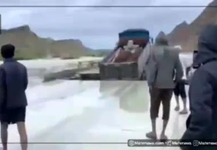 لحظه شکسته شدن پل و سقوط کامیون در محور سیریک _ جاسک 