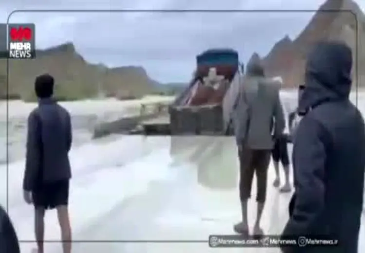 لحظه شکسته شدن پل و سقوط کامیون در محور سیریک _ جاسک 