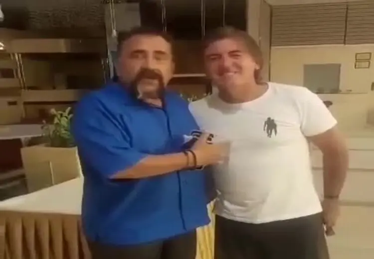 بوسه یک پرسپولیسی بر گونه ساپینتو: استقلال با تو قهرمان می‌شود