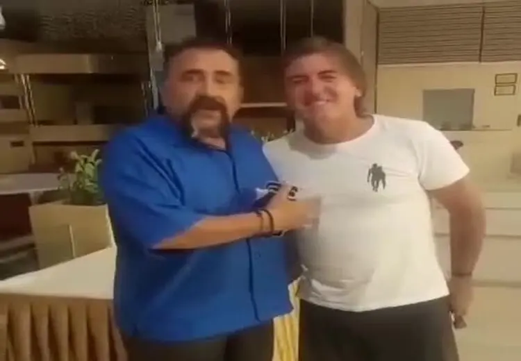 بوسه یک پرسپولیسی بر گونه ساپینتو: استقلال با تو قهرمان می‌شود