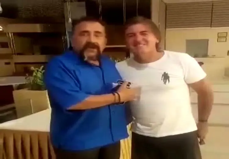 بوسه یک پرسپولیسی بر گونه ساپینتو: استقلال با تو قهرمان می‌شود