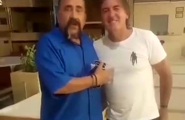 بوسه یک پرسپولیسی بر گونه ساپینتو: استقلال با تو قهرمان می‌شود