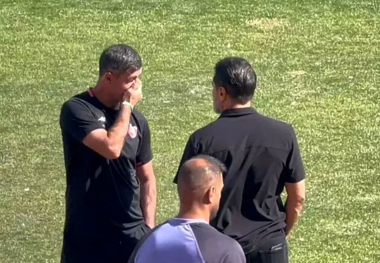 صحبت در گوشی کریم باقری با پیروانی