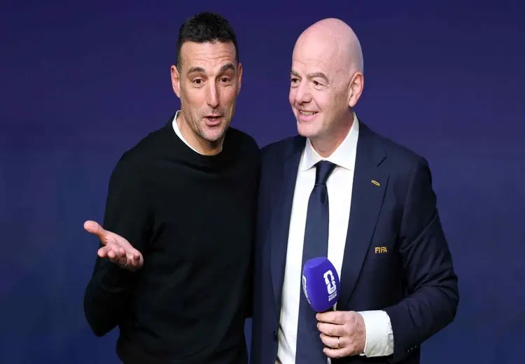 عذرخواهی رسمی فیفا از لیونل اسکالونی به دلیل اتفاق عجیب در مراسم قرعه‌کشی جام جهانی ۲۰۲۶