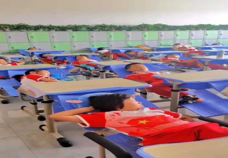 آپشن جالب مدرسه‌ها در چین/ خوابیدن دانش آموزان وسط کلاس درس