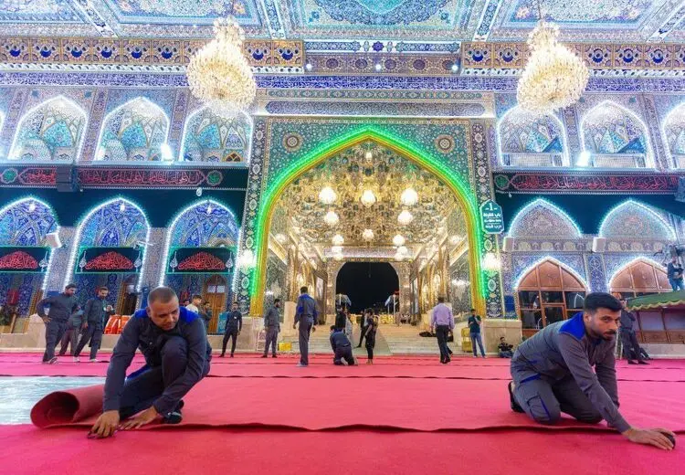 مفروش شدن حرم امام حسین با موکت قرمز