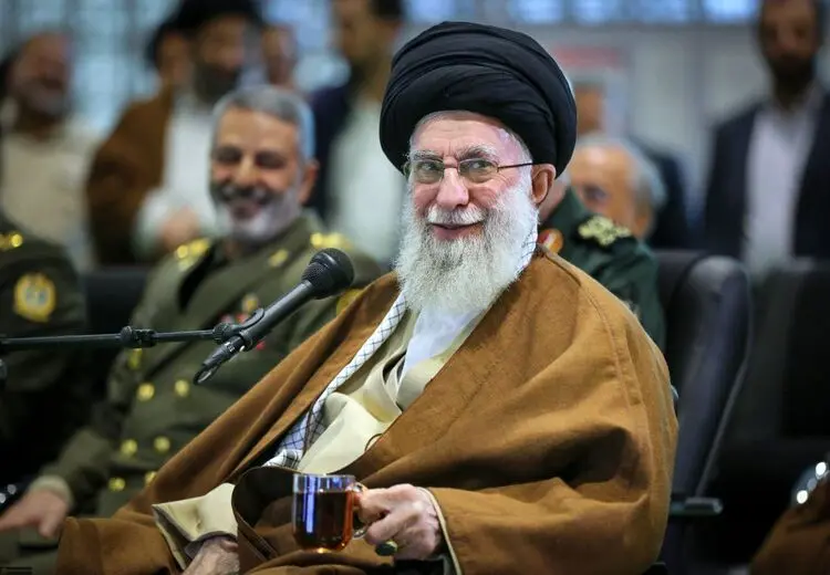 تصویری متفاوت از رهبر انقلاب در بازدید از نمایشگاه هوافضای سپاه