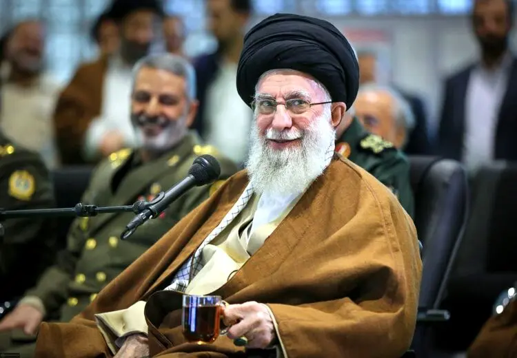 تصویری متفاوت از رهبر انقلاب در بازدید از نمایشگاه هوافضای سپاه