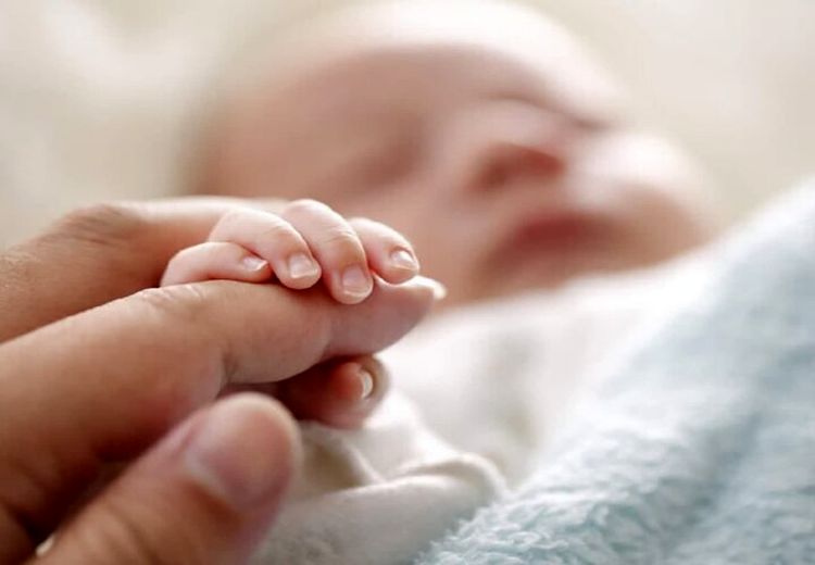 اتفاق باورنکردنی در بیمارستان قم/ تحویل نوزادان اشتباهی به خانواده‌ها