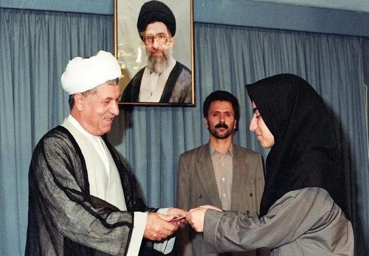 مریم میرزاخانی در حال دریافت لوح تقدیر از هاشمی رفسنجانی 