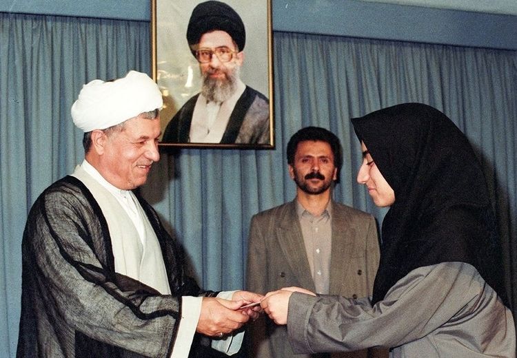 مریم میرزاخانی در حال دریافت لوح تقدیر از هاشمی رفسنجانی 
