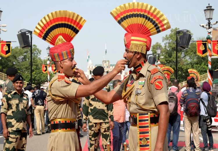  سنت عجیب نیروهای امنیتی روی خط مرزی هند و پاکستان