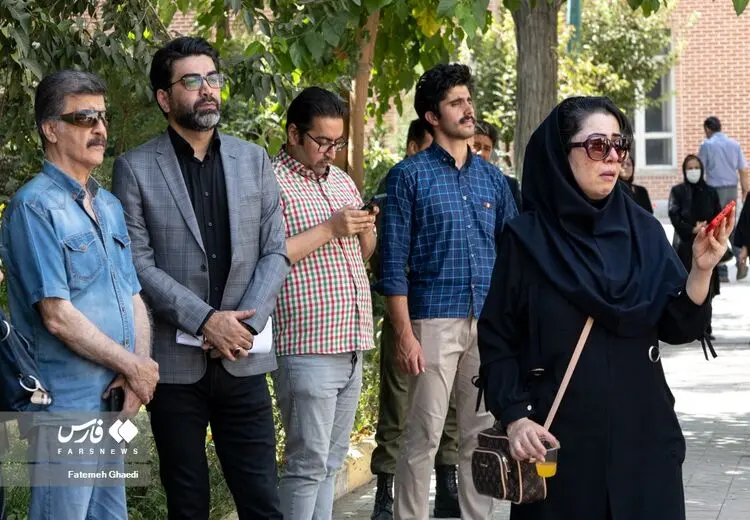 فرزاد حسنی در مراسم تشییع پیشکسوت دوبله/ عکس