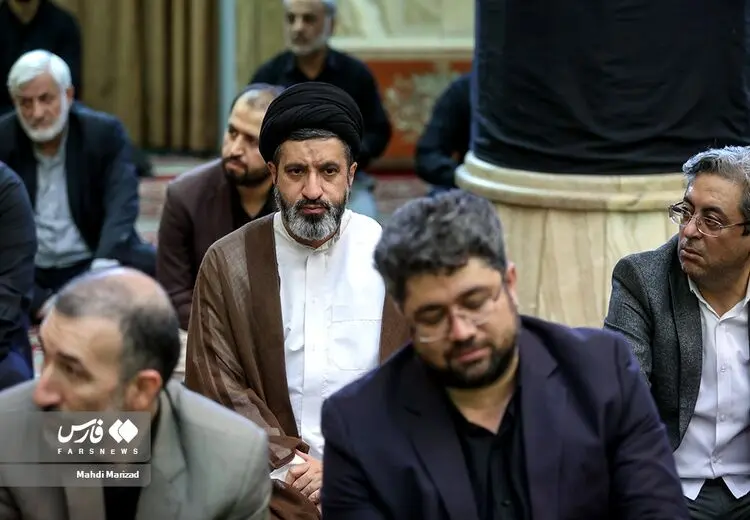 تصویری از فرزند رهبر انقلاب در یک مراسم ختم