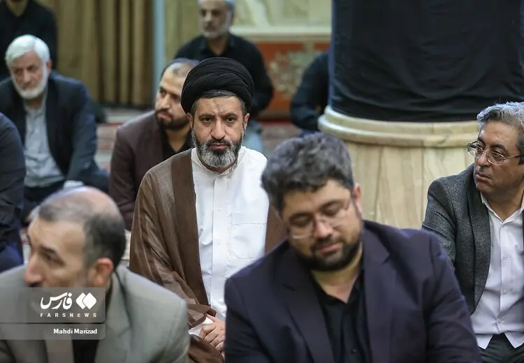 تصویری از فرزند رهبر انقلاب در یک مراسم ختم