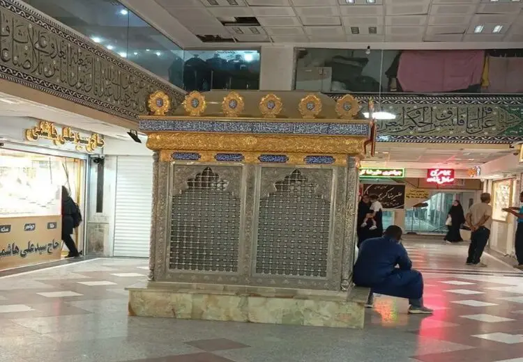 وجود امامزاده وسط یک پاساژ در قم + عکس