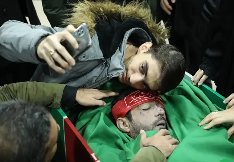 سلفی پسر یکی از مستشاران نظامی ایران در سوریه با پیکر پدر 
