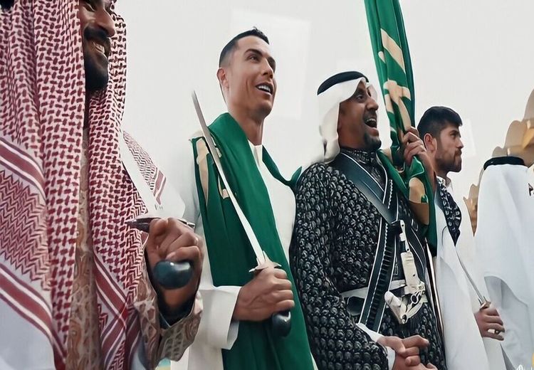 رقص رونالدو با شمشیر و دشداشه در جشن روز عربستان