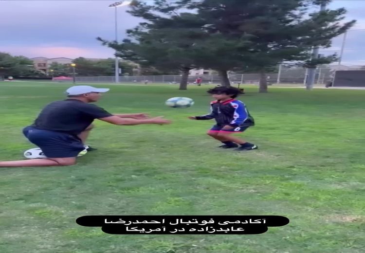عابدزاده در حال تمرین با کودکان آمریکایی در آکادمی فوتبالش