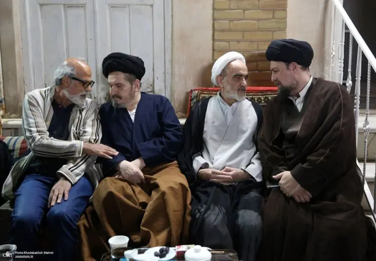 حضور سیدحسن خمینی و برادرش در منزل سید حسین خمینی در پی درگذشت زن عمویشان