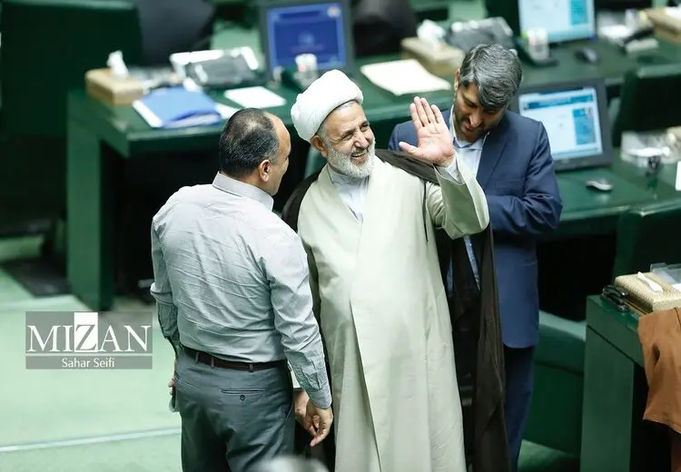 درخواست آتش زننده برجام از ظریف: از سمت خود کناره‌گیری کنید؛ شاید رئیس جمهور در رودربایستی با شما گیر کرده باشد!