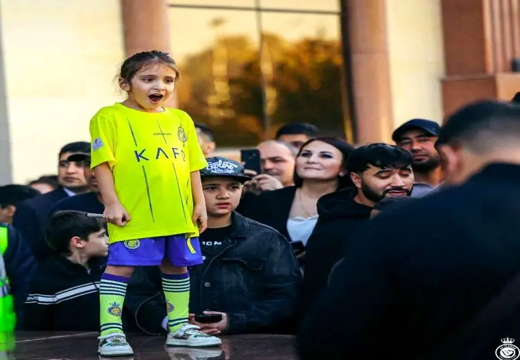 ذوق زدگی دختربچه تاجیکی از دیدن رونالدو + عکس