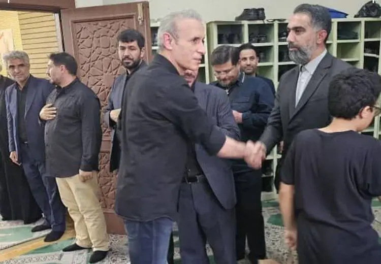 گل‌محمدی در مراسم ختم سرتیم حفاظت رییسی