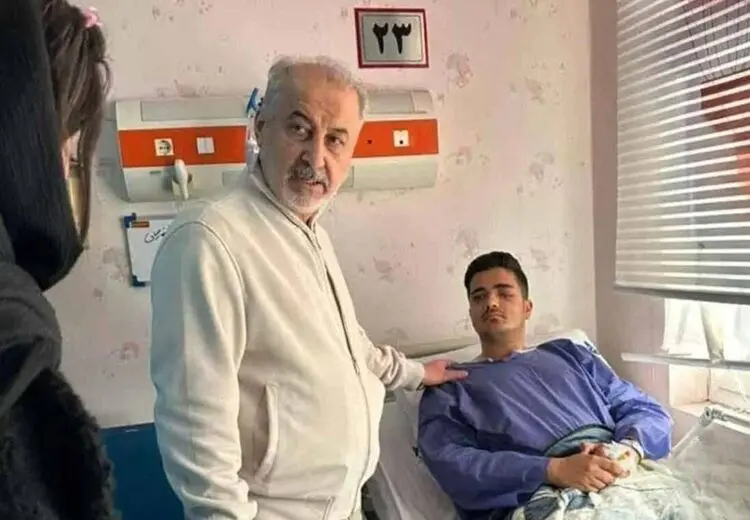 عیادت درویش از هوادار نابیناشده در ورزشگاه آزادی + عکس 