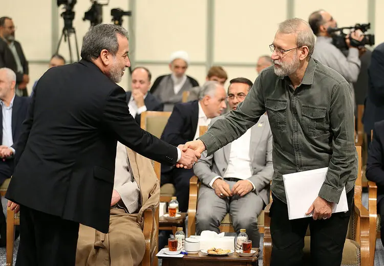 مصافحه لاریجانی و عراقچی 