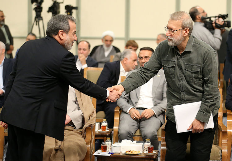 مصافحه لاریجانی و عراقچی 