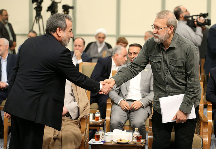 مصافحه لاریجانی و عراقچی 