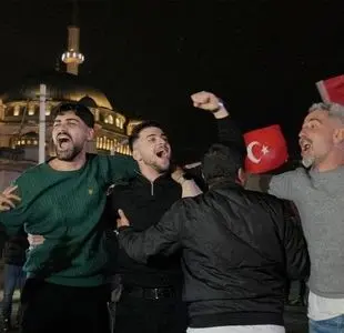 شادی مردم ترکیه بعد از صعود تیم  به جام جهانی فوتبال