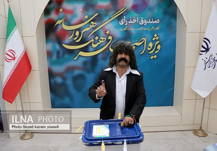 تیپ عجیب یک شهروند در پای صندوق رأی + عکس