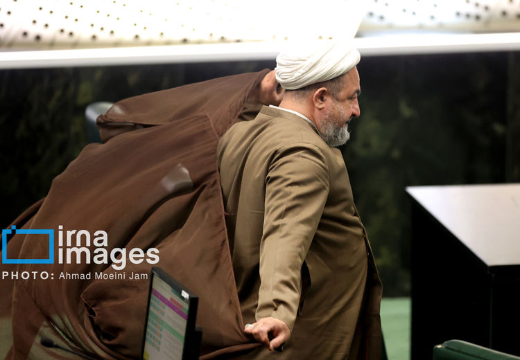 روزنامه اصولگرا: رسایی هنری جز دیده‌شدن از طریق طرح مسائل جنجالی ندارد/ نامه دیوان محاسبات درباره غیرقانونی بودن امضای عارف چگونه به دست او رسیده؟