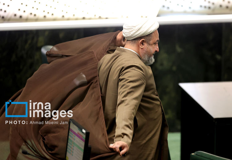 روزنامه اصولگرا: رسایی هنری جز دیده‌شدن از طریق طرح مسائل جنجالی ندارد/ نامه دیوان محاسبات درباره غیرقانونی بودن امضای عارف چگونه به دست او رسیده؟