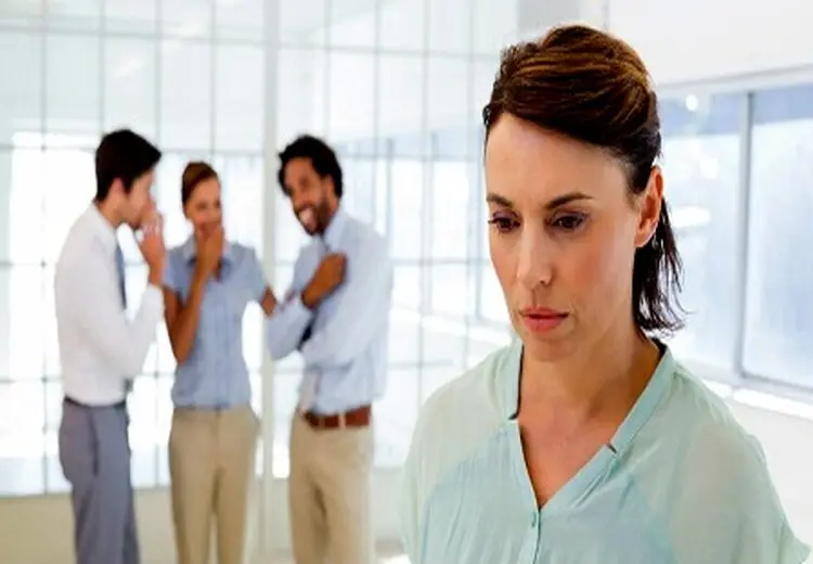 اگر کسی پشت سرتان حرف زد، چه کار بکنید بهتر است؟