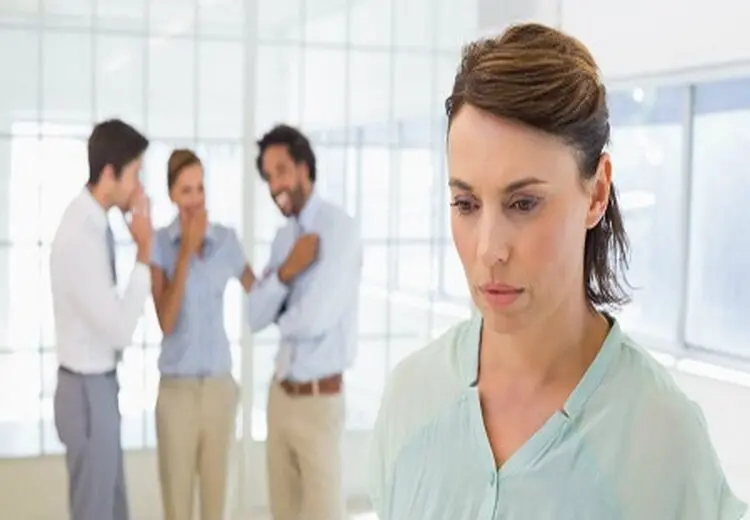 اگر کسی پشت سرتان حرف زد، چه کار بکنید بهتر است؟
