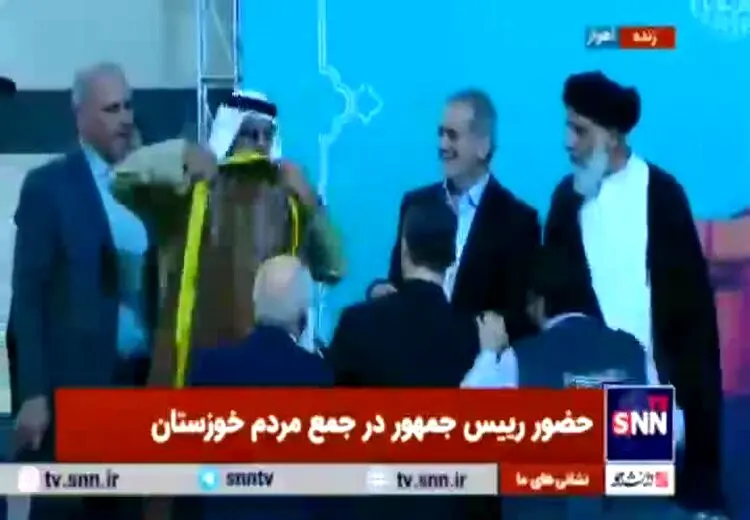 لحظه عباپوشیدن پزشکیان در خوزستان
