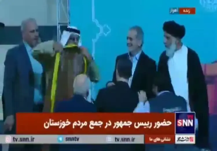 لحظه عباپوشیدن پزشکیان در خوزستان