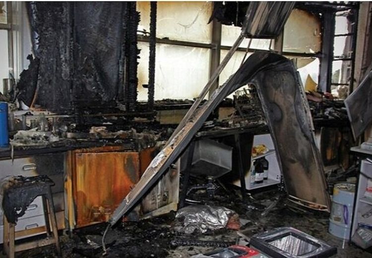 جزئیات جدید انفجار آزمایشگاه دانشکده فنی/ پرتاب دکتر نیلی احمدآبادی و یک دختر دانشجو به بیرون از آزمایشگاه